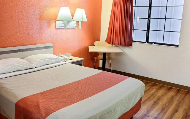 Motel 6 Coalinga, CA - East