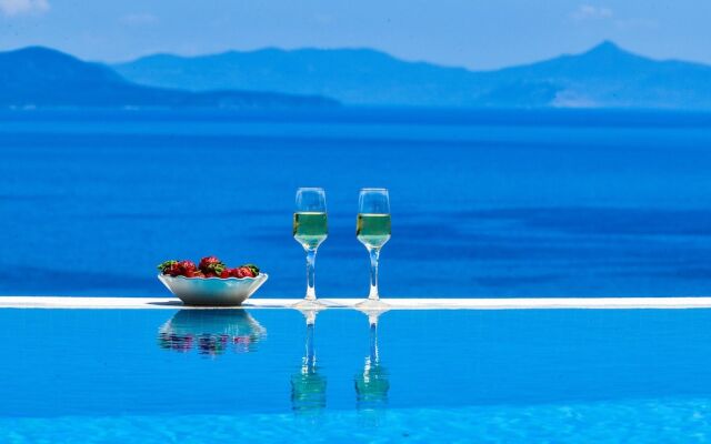 Villa with Striking views over the infinity Pool