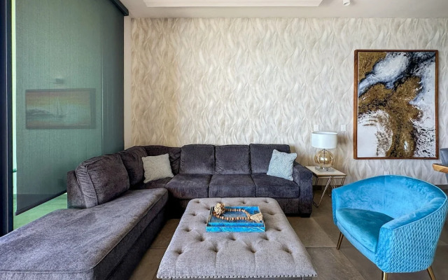 Beachtop Haven 2BR Condo at Iconic Sandy Beach