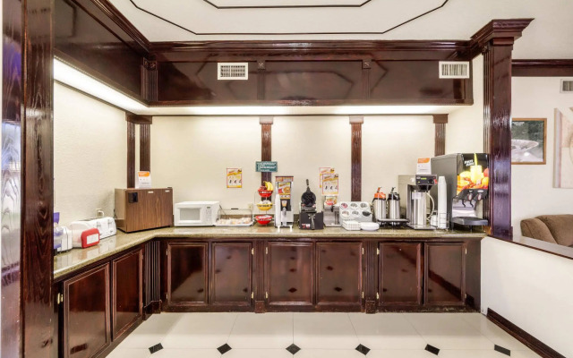 Three Rivers Executive Inn & Suites By OYO