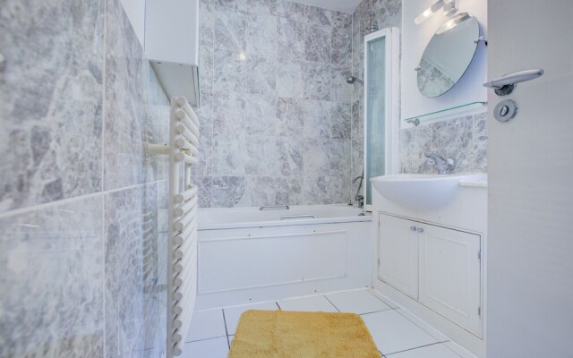 Private Family Apartment in Posh SW1 London