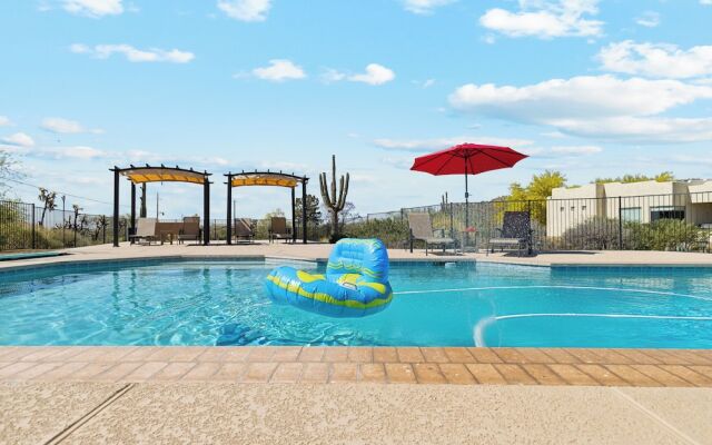 East Mesa Desert and Mountain Views: 5br, Pool