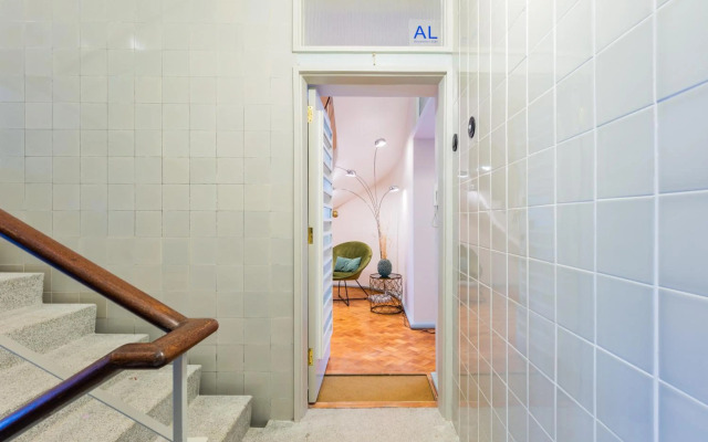 UNIQUE Modernist Duplex apartment & PARKING