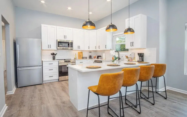 Inviting 4br/2ba Near Downtown & Riverwalk