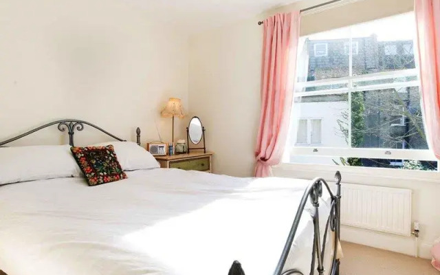 Veeve  Light And Open 2 Bed House Moore Park Road Fulham