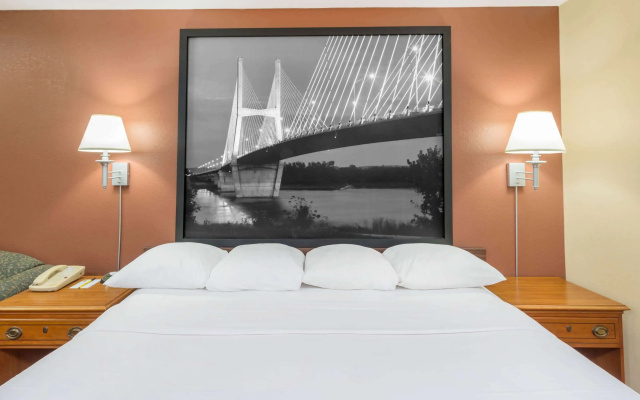 Super 8 by Wyndham Charleston/Sikeston East MO