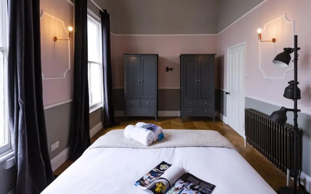 Bright 1BR + Balcony by Hyde Park