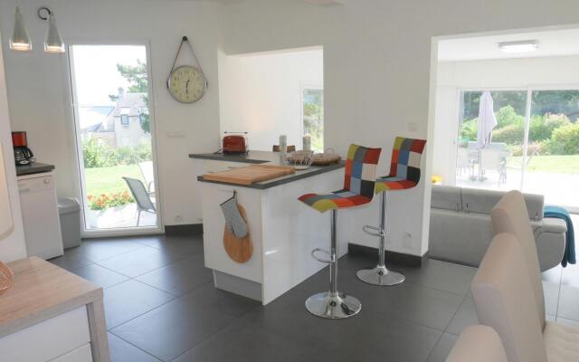 Comfortable Holiday Home With Partial sea Views, Douarnenez-treboul