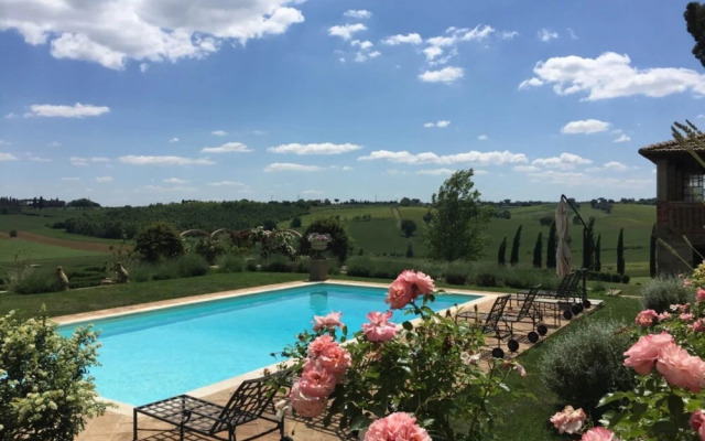 Villa Near Cortona With Pool & Countryside Views
