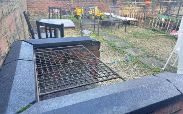 Sheffield - House - Sleeps 5 - Parking - Garden