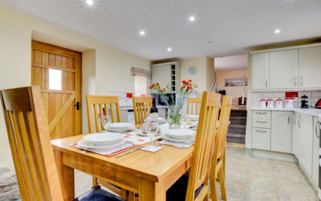 Holiday Home Bwthyn yr Onwydden