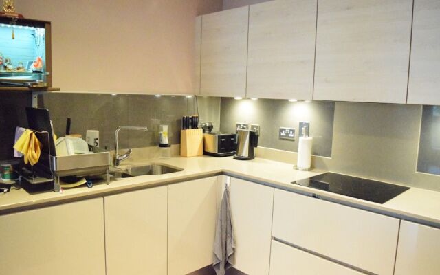 Modern 1 Bedroom Apartment With Balcony