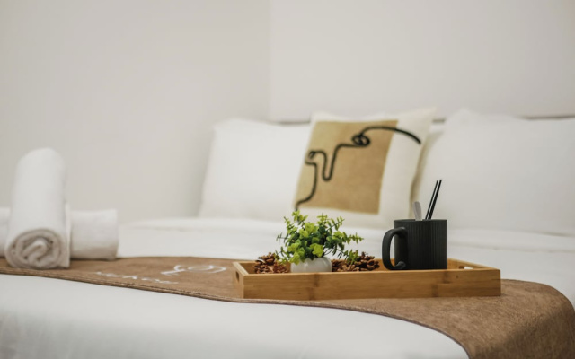 22 Macalisterz by Mykey – Guest Rooms – George Town