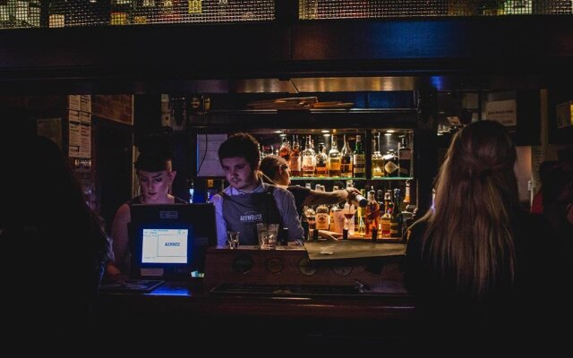Pint On Punt Backpackers
