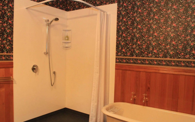 Silver Peaks Lodge Bed & Breakfast