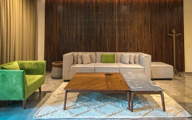 Bright and Sunny 2 BR Condo With Private Garden Jacuzzi