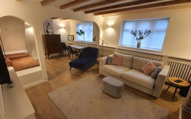 Beautiful House and Elevated Garden In Bridgnorth