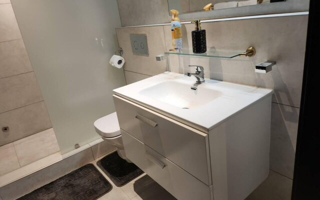 Luxurious & Comfy Gem-5 Star Location-pools, Gym!