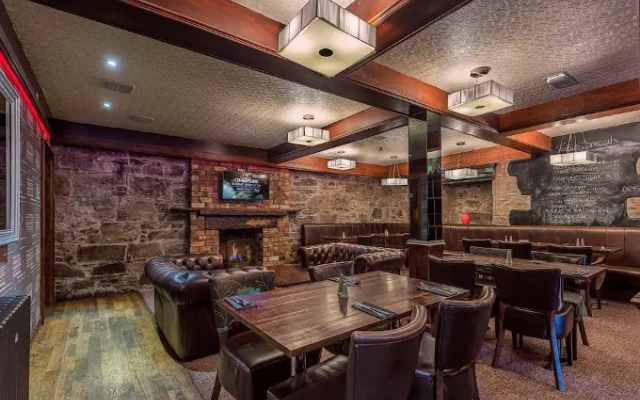 Number 44 Hotel & Bar