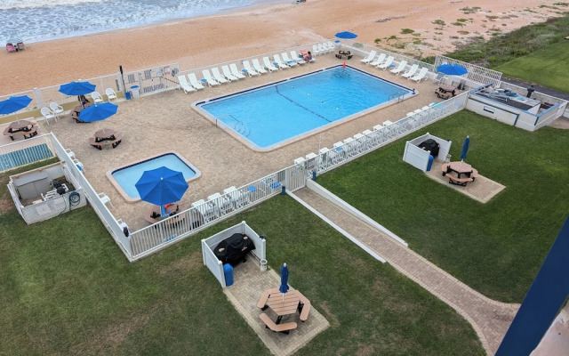 Traders Inn Beach Club