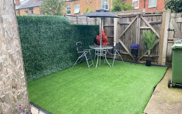 Cosy 2 Bed House - Sleeps 3, Parking & Garden