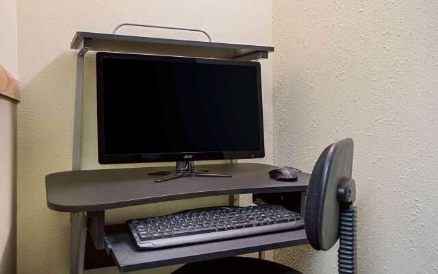 Super 8 by Wyndham Charles City