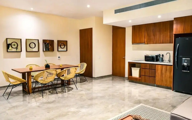 Luxury One BR Apartment With Shared Pool Gym