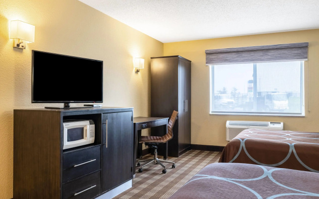 Super 8 by Wyndham Osseo WI