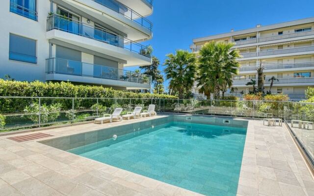 Nice Apartment With Private Garden, Pool & Parking