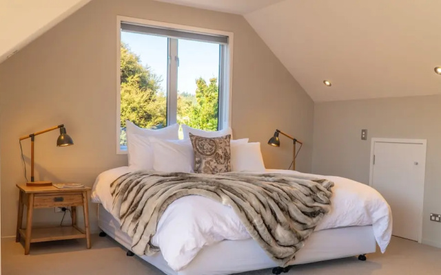 Expansive Family Retreat With Stunning Views of Lake Wanaka and the Mountains – Guest Rooms – Wanaka
