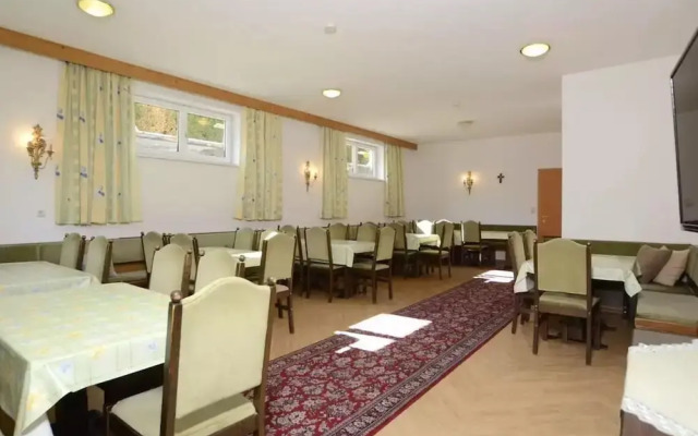 Spacious Holiday Home With Garden