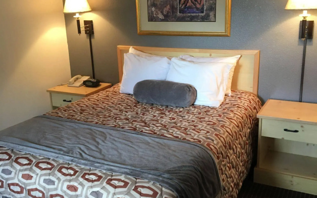 Moose Creek Lodge & Suites