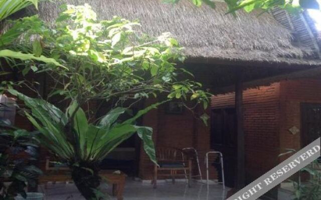 Nyoman Astana bungaloWs