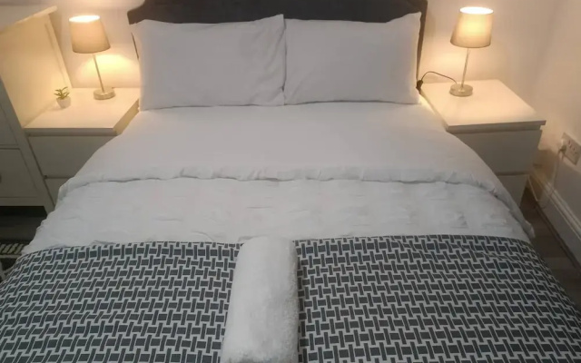 Modern & Stylish Retreat 15 Mins to Central London