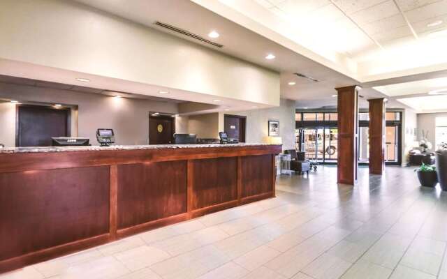 Norwood Inn & Suites Milwaukee