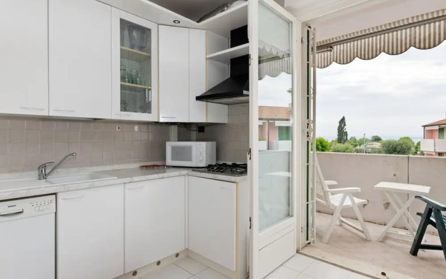 Vibrant Holiday Home in Lazise with Swimming Pool near Lake