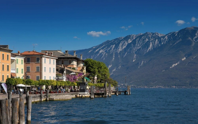 Liano Rosa-view Lake & Parking