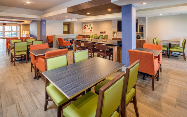 Holiday Inn Express and Suites Modesto by IHG