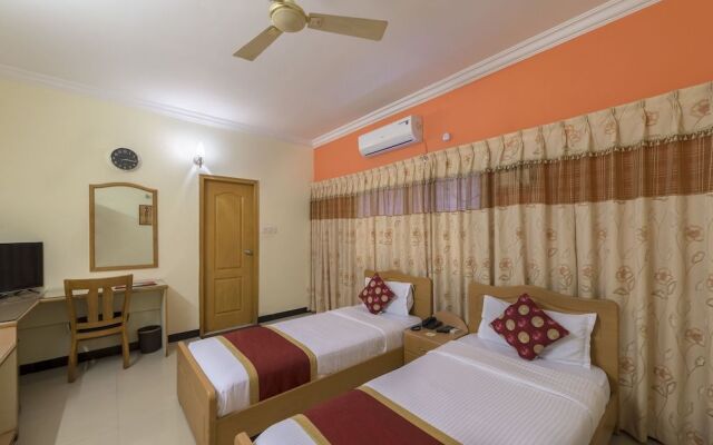 Hotel Raj Comforts - Golf View