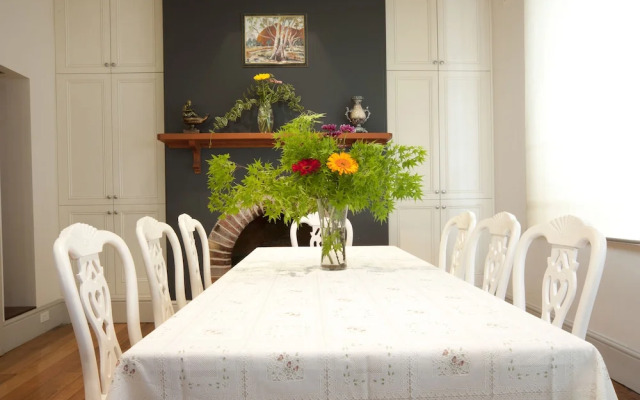 Lowena Cafe and Accommodation