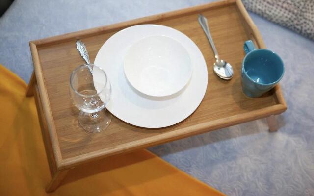 Диван и чемодан на улице Сибиряков-Гвардейцев