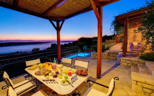 Stunning 8-bed Villa in Marmaro With Amazing View