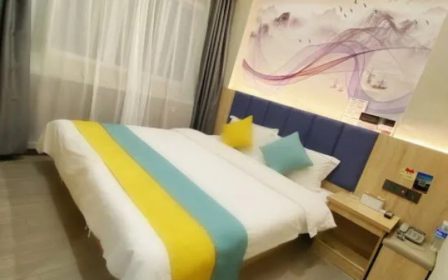 Qingfeng Hotel (Nanjing Maiyuqiao Subway Station)