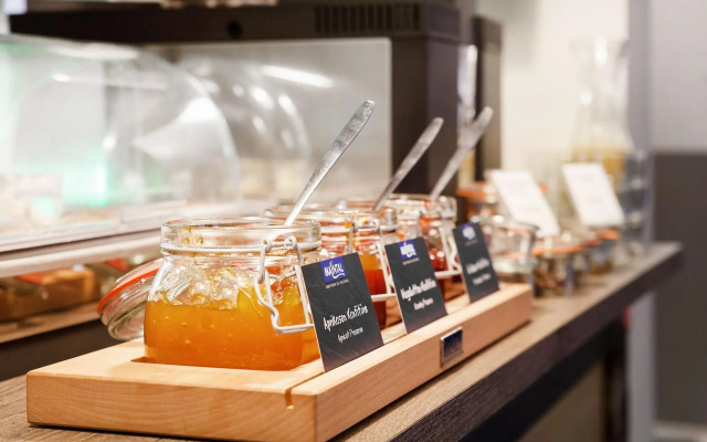 Five Reasons Hotel & Hostel