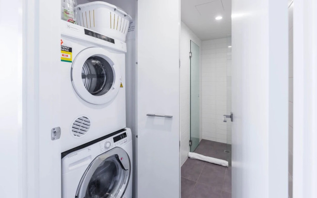 Tori, 1BDR Southbank Apartment