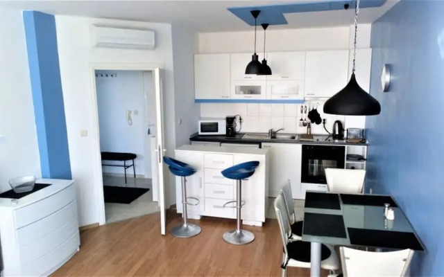 Stunning Beach Apart-sleeps 5! Pool & Sea Views!