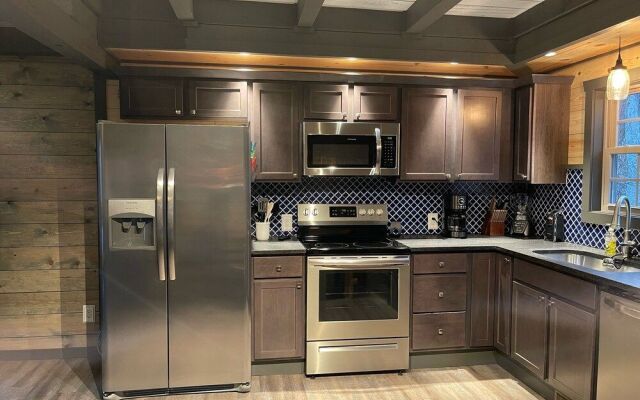 Bigfoots Hideaway 1 Bedroom Cabin by RedAwning