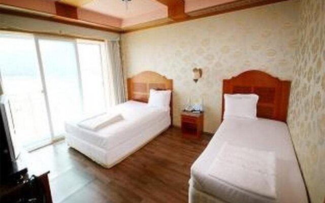 Goodstay Jangseungpo Beach Hotel