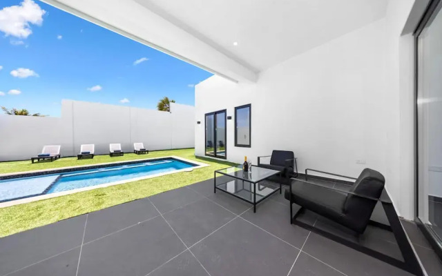 Brand NEW Villa Central Location Private Pool