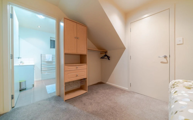 Birkenhead Super Cozy & Comfort Shared Room